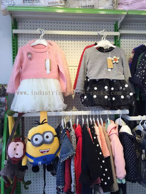 購入 小売店のための側面の衣服の陳列だなの金属の白い色を囲んで下さい オンライン製造