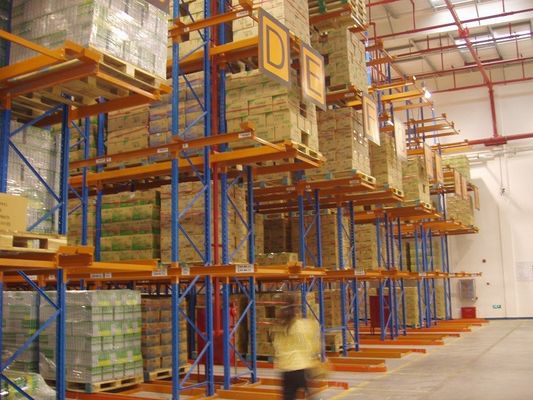 購入 鋼鉄スプレーの粉のコーティングは非常に狭い通路のラッキング システムを終えた オンライン製造